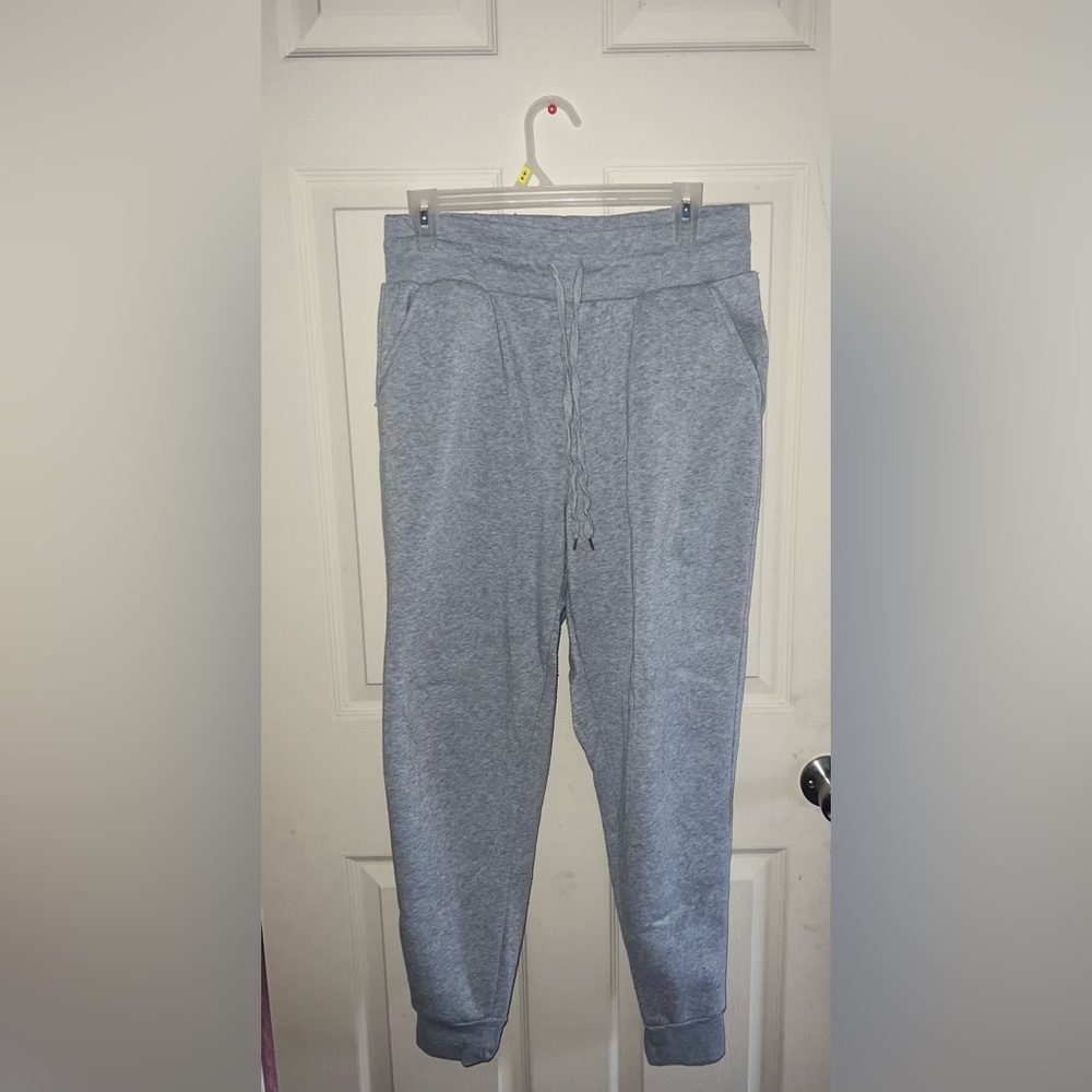 Grey sweatpants 🩶.